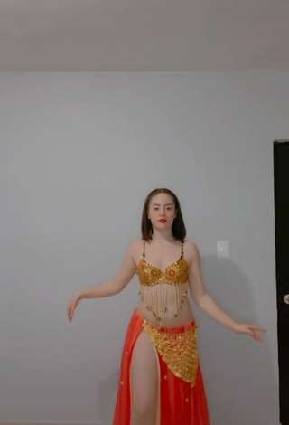 1. Erotic Kim Muñoz in Bra while doing Belly Dance