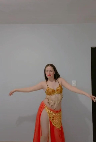 3. Erotic Kim Muñoz in Bra while doing Belly Dance