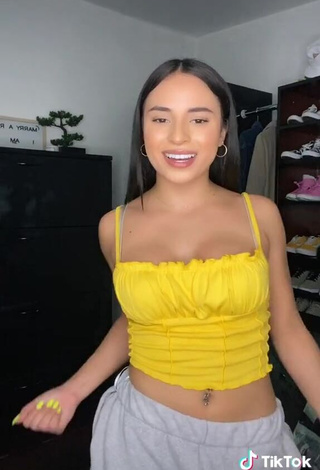 Sweetie Leslie Contreras Shows Cleavage in Crop Top