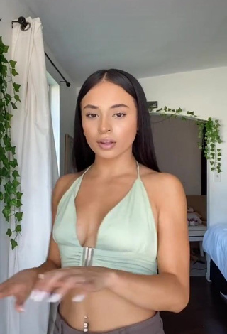 3. Erotic Leslie Contreras in Light Green Crop Top