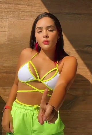 1. Erotic Lorrayne Oliveira in Bikini Top