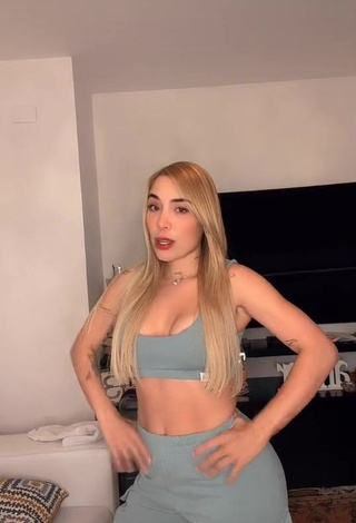 1. Erotic Luisa Fernanda Cataño Ríos Shows Cleavage in Grey Crop Top