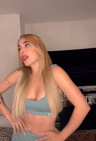 2. Erotic Luisa Fernanda Cataño Ríos Shows Cleavage in Grey Crop Top