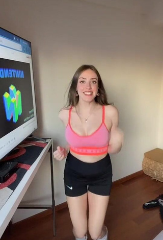 1. Magui Ansuz Shows Cleavage in Hot Crop Top and Bouncing Boobs