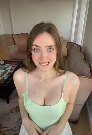 Erotic Magui Ansuz Shows Cleavage in Light Green Top