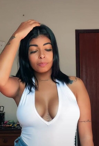 Erotic MC Lya Shows Cleavage in White Top