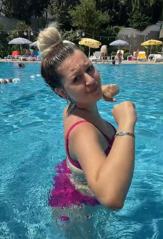 3. Erotic Miray Aktağ in Pink Bikini at the Pool