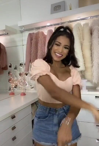 Irresistible Nanda Caroll Shows Cleavage in Pink Crop Top