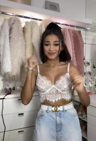 3. Sweetie Nanda Caroll Shows Cleavage in White Crop Top