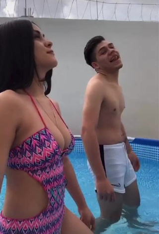 3. Irresistible Ónice Flores Shows Cleavage in Swimsuit at the Pool