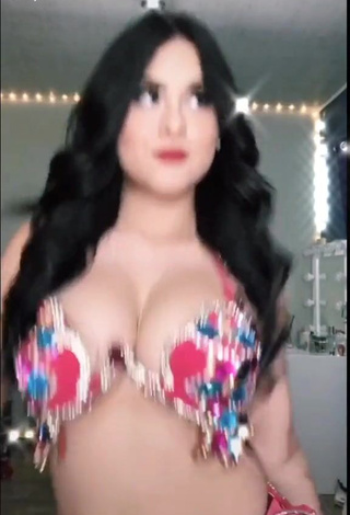 1. Hottie Ónice Flores Shows Cleavage in Bra and Bouncing Boobs