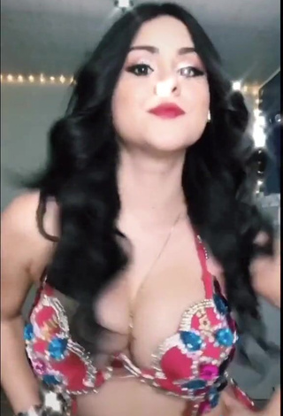 Hottie Ónice Flores Shows Cleavage in Bra and Bouncing Boobs