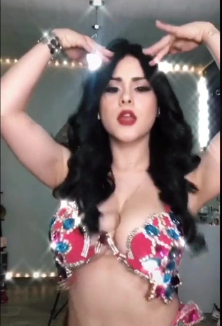 3. Hottie Ónice Flores Shows Cleavage in Bra and Bouncing Boobs