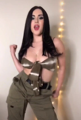 2. Captivating Ónice Flores Shows Cleavage in Crop Top and Bouncing Boobs