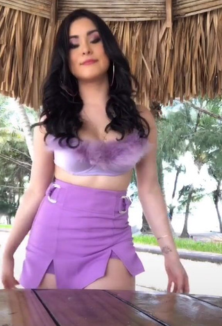 1. Erotic Ónice Flores Shows Cleavage in Purple Crop Top