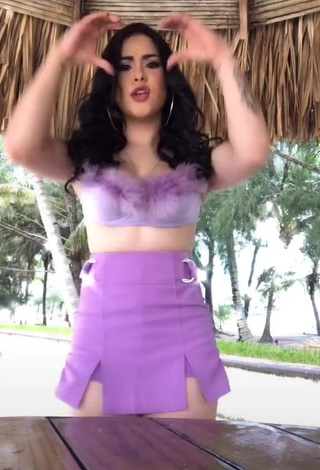 Erotic Ónice Flores Shows Cleavage in Purple Crop Top