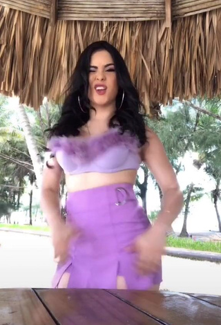 3. Erotic Ónice Flores Shows Cleavage in Purple Crop Top