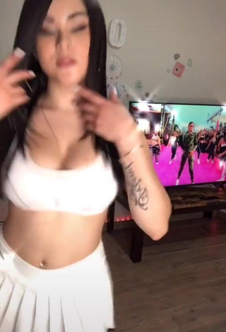 2. Captivating Ónice Flores Shows Cleavage in White Sport Bra and Bouncing Tits