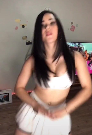 3. Captivating Ónice Flores Shows Cleavage in White Sport Bra and Bouncing Tits