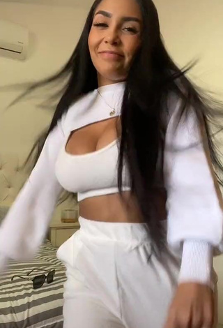 3. Sweetie Pao Castillo Shows Cleavage in White Crop Top