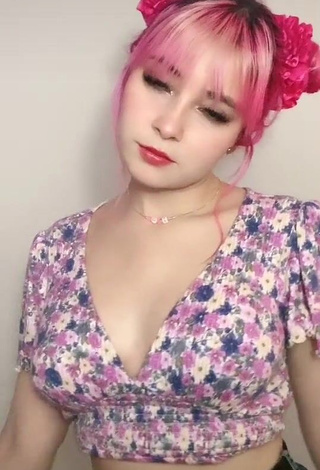 1. Erotic Poli Сoloridas in Floral Crop Top and Bouncing Tits