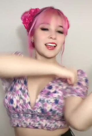 Erotic Poli Сoloridas in Floral Crop Top and Bouncing Tits