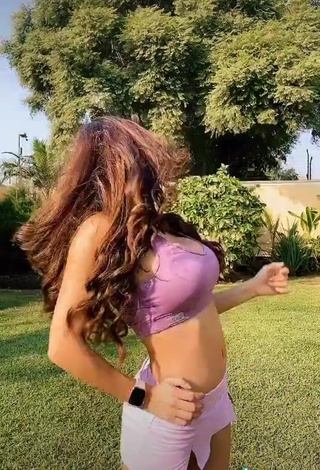 3. Hottest Rosángela Espinoza Shows Cleavage in Pink Crop Top