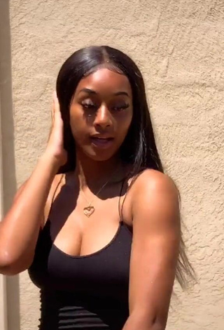 3. Cute Sharan Jones Shows Cleavage in Black Crop Top and Bouncing Boobs