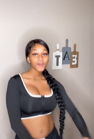 1. Erotic Sharan Jones Shows Cleavage in Black Crop Top and Bouncing Boobs