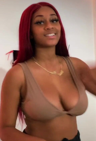 Sexy Sharan Jones Shows Cleavage in Beige Crop Top