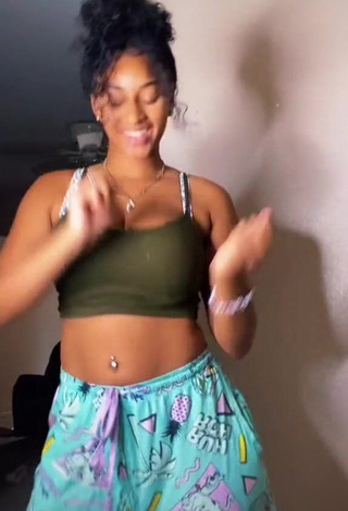 3. Sweet Sharan Jones Shows Cleavage in Cute Olive Crop Top and Bouncing Boobs