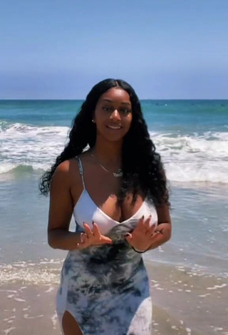 1. Irresistible Sharan Jones at the Beach without Bra and Bouncing Tits