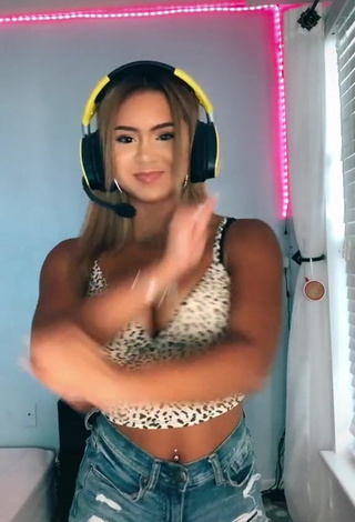 2. Cute Shayla Marie Shows Cleavage in Crop Top and Bouncing Tits