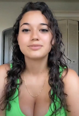 Sofia Gomez is Showing Sweetie Cleavage and Bouncing Tits