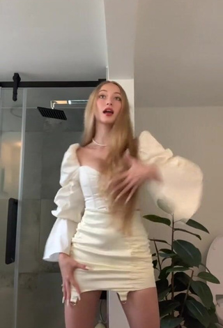 Amazing Sophia Diamond Shows Cleavage in Hot White Crop Top and Bouncing Boobs