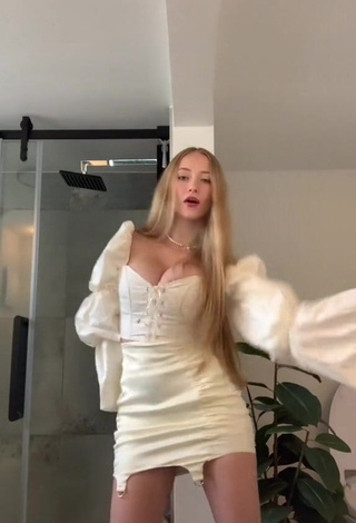 3. Amazing Sophia Diamond Shows Cleavage in Hot White Crop Top and Bouncing Boobs