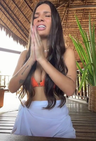 3. Erotic Stéfani Bays Shows Cleavage in Orange Bikini Top