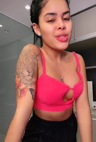 1. Irresistible Sthefane Matos Shows Cleavage in Pink Crop Top