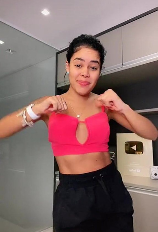 2. Irresistible Sthefane Matos Shows Cleavage in Pink Crop Top