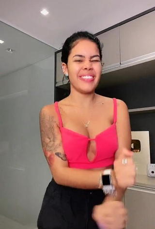 3. Irresistible Sthefane Matos Shows Cleavage in Pink Crop Top