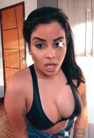 1. Erotic Tati Nunes Shows Cleavage in Black Sport Bra while Twerking and Bouncing Boobs