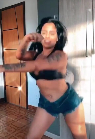 Erotic Tati Nunes Shows Cleavage in Black Sport Bra while Twerking and Bouncing Boobs