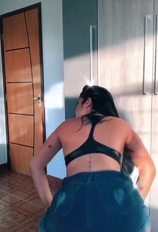 3. Erotic Tati Nunes Shows Cleavage in Black Sport Bra while Twerking and Bouncing Boobs