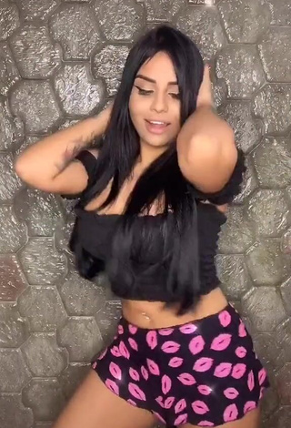 3. Cute Tati Nunes Shows Cleavage in Black Crop Top