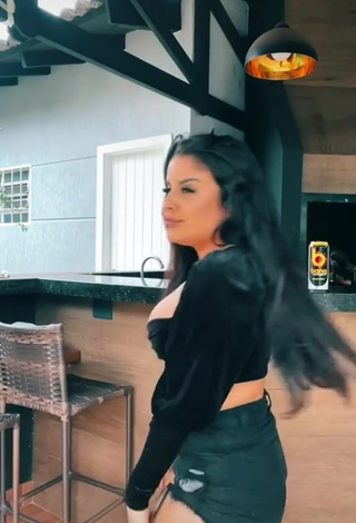 2. Erotic Tati Nunes Shows Cleavage in Black Crop Top and Bouncing Boobs