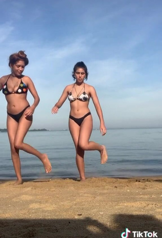 3. Irresistible Thielly Martins Shows Cleavage in Bikini at the Beach and Bouncing Boobs