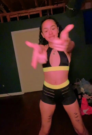 3. Erotic Lilliane Diomi Shows Cleavage in Crop Top while Twerking and Bouncing Boobs