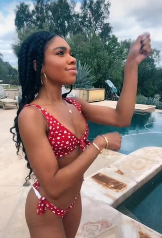 1. Lovely Teala Dunn in Floral Bikini at the Swimming Pool and Bouncing Boobs