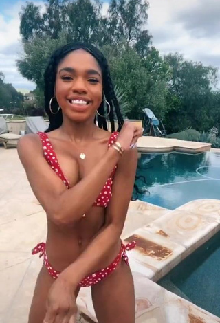 Lovely Teala Dunn in Floral Bikini at the Swimming Pool and Bouncing Boobs