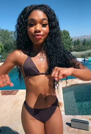 3. Teala Dunn in Erotic Black Bikini at the Swimming Pool